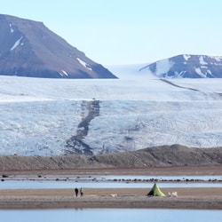 svalbard-artic-guide-polar-bears-pyramiden-midnight-sun_40222